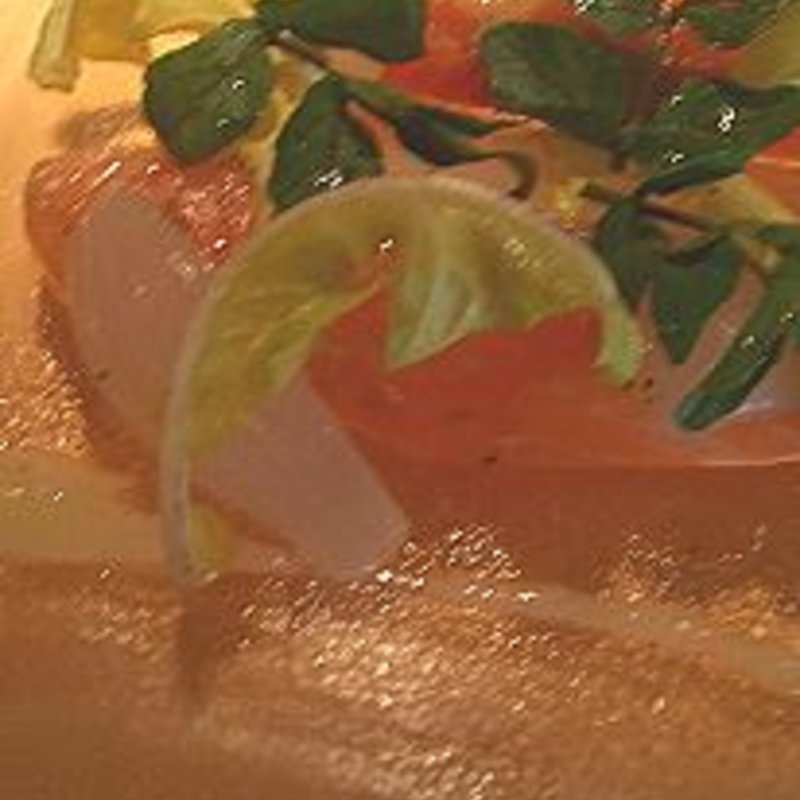 スコットランドサーモンのマリネ　シャルドヴィネガー風味の新玉葱と共に(ラトリエ ドゥ ジョエル・ロブション)