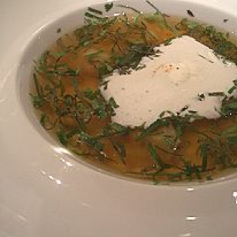 フォアグラのラビオリ　5種類のハーブ入りブイヨンスープ(ラトリエ ドゥ ジョエル・ロブション)