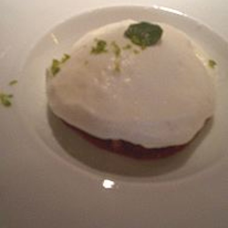 フロマージュブランを軽いムース仕立てに　フランボアーズのクーリーと共に(ラトリエ ドゥ ジョエル・ロブション)