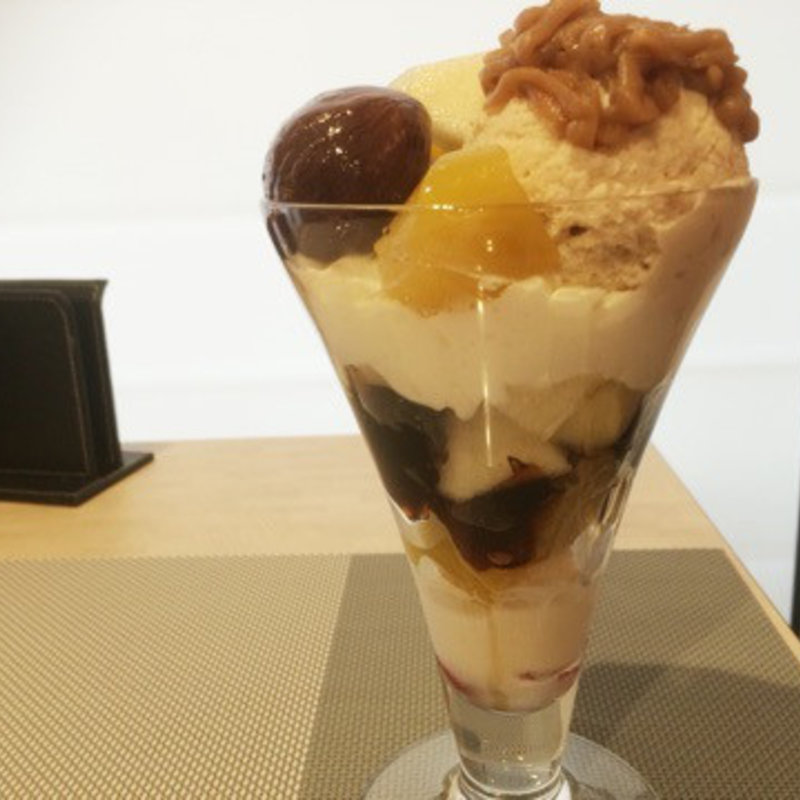 洋ナシと栗のパフェ(ラフルッタ （lafrutta）)