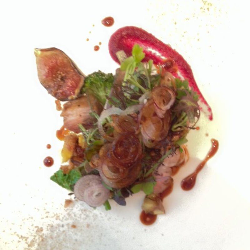 佐賀県産酵素ポークのグリエ  ビーツと梅の酸味(ランベリー ナオト キシモト ビス （L'EMBELLIR Naoto Kishimoto Bis）)