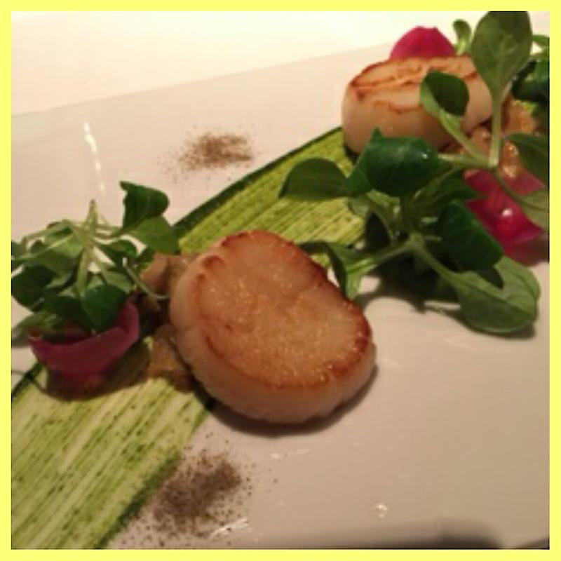 ホタテのソテーキャベツの蒸し煮とピューレ、バジルの香り
(リストランテ クロディーノ 神楽坂)