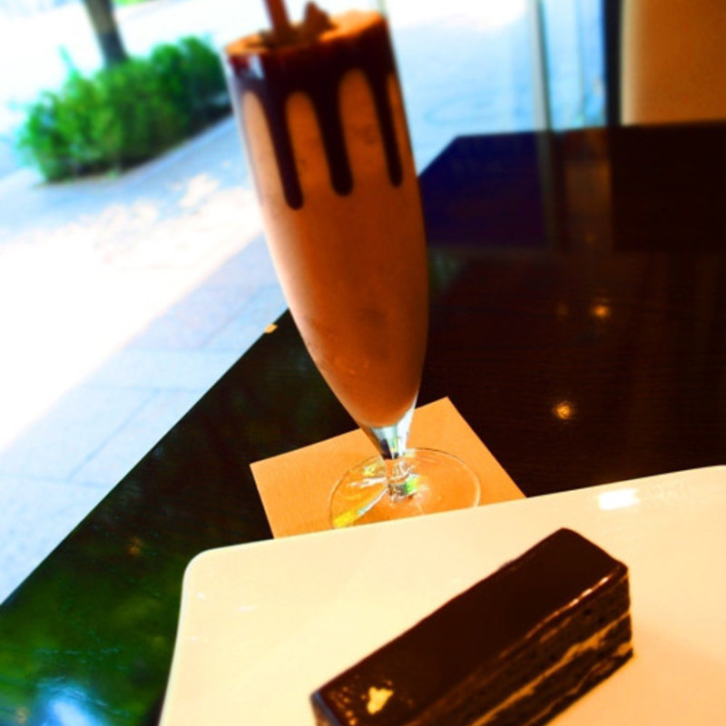 オペラ＋アイスチョコレートドリンク(リンツ ショコラ カフェ 銀座店)