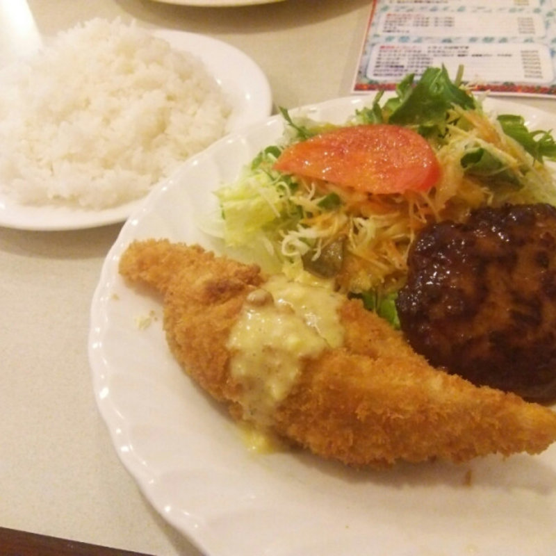 ハンバーグと白身魚のフライ盛り合わせ(りんりん)