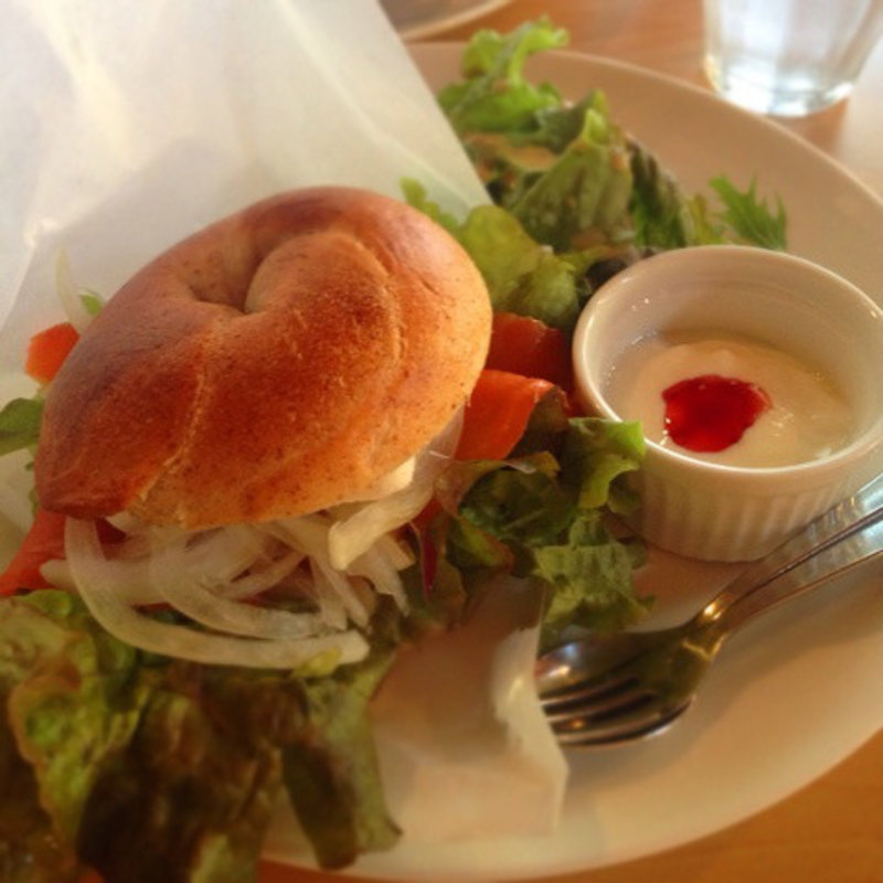 ベーグルサンド（スモークサーモン）(ル ルパン ブルー （Le Lupin Bleu）)