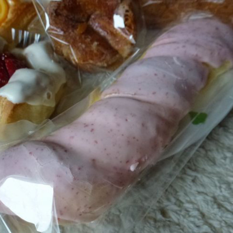 いちごミルクパン(ル・カルフール)