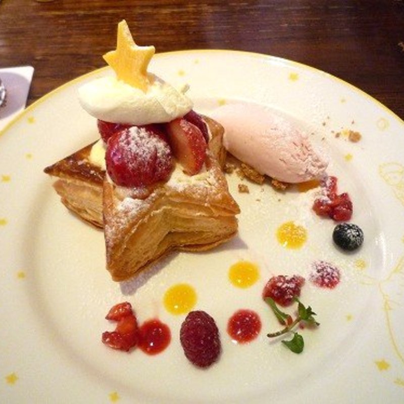 イチゴの星型パイ　ホワイトチョコのムース添え(ル・プチ・プランス （Le Petit Prince）)