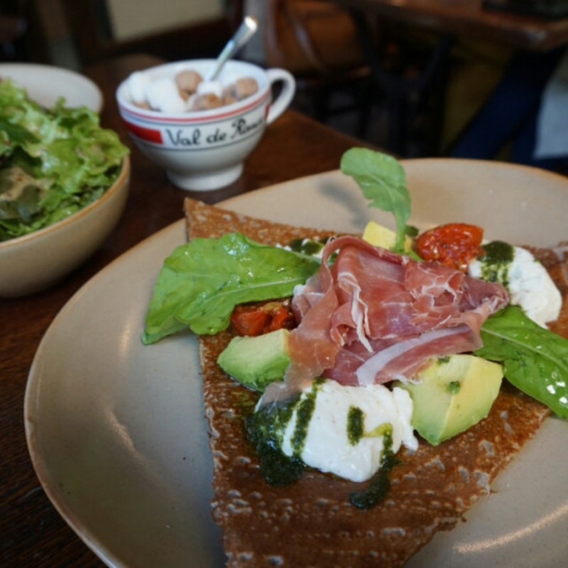 生ハム、ドライトマト、 アボカド、モッツァレラチーズ&バジルソース(ル ブルターニュ 神楽坂店)