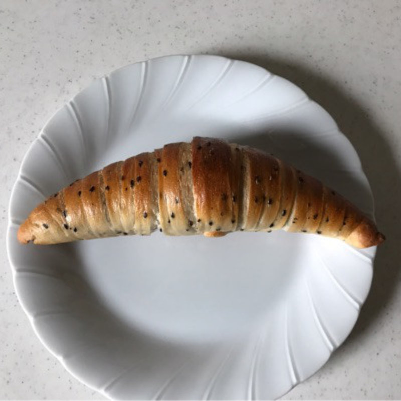 胡麻の角パン(ルーエプラッツ ツオップ)