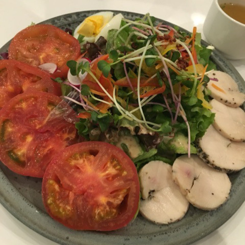 蒸し鶏のガーデンサラダ(RusaRuka東京自由が丘店)