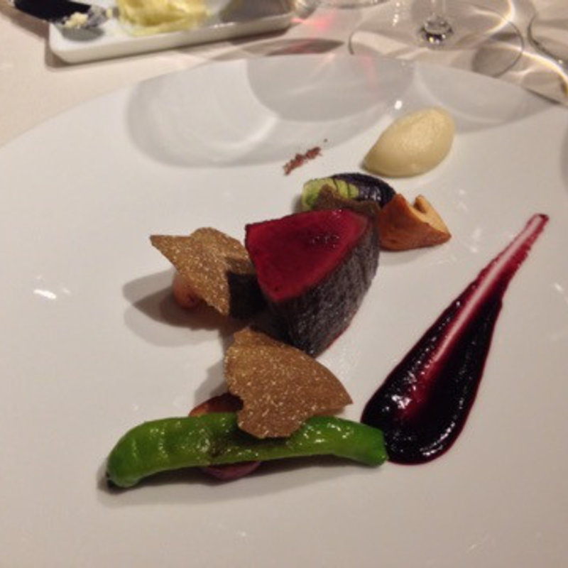 吉野産鹿肉のロースト 山形産山葡萄のソース(レザン ドール)