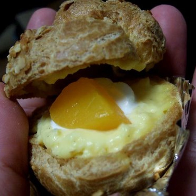 シュークリーム黄桃(ケーキの店レジャン)