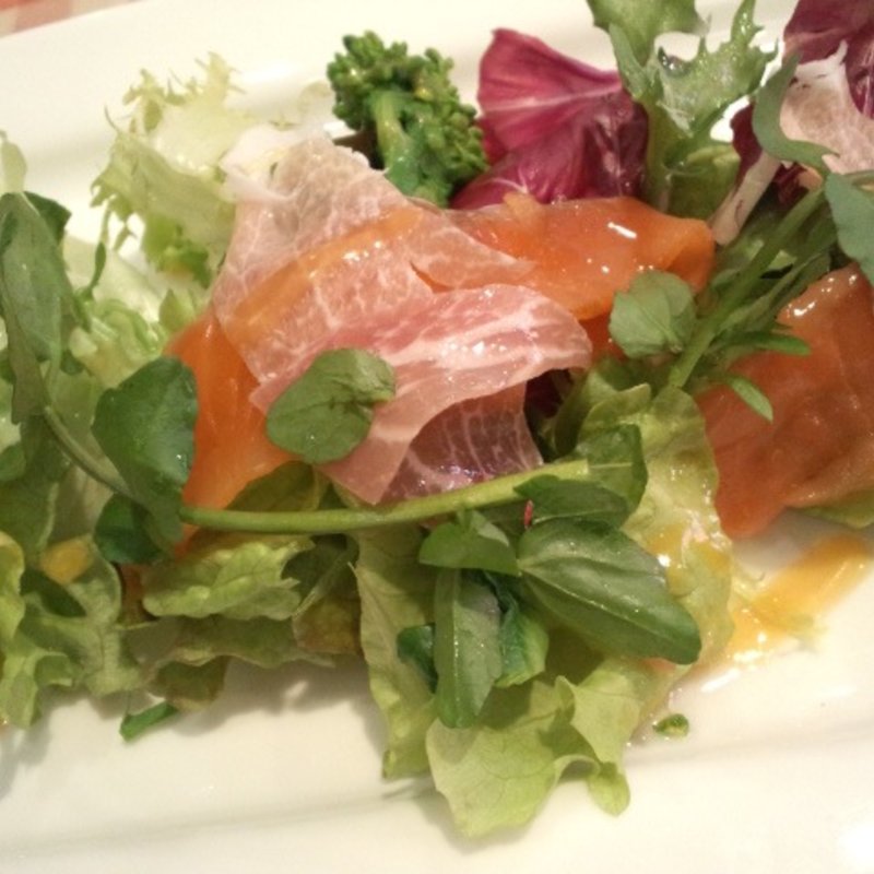 スモークサーモンと生ハムと菜の花のサラダ(EL ELLA)