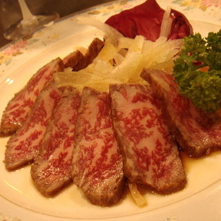 牛のタタキ(レストラン カウベル本店)