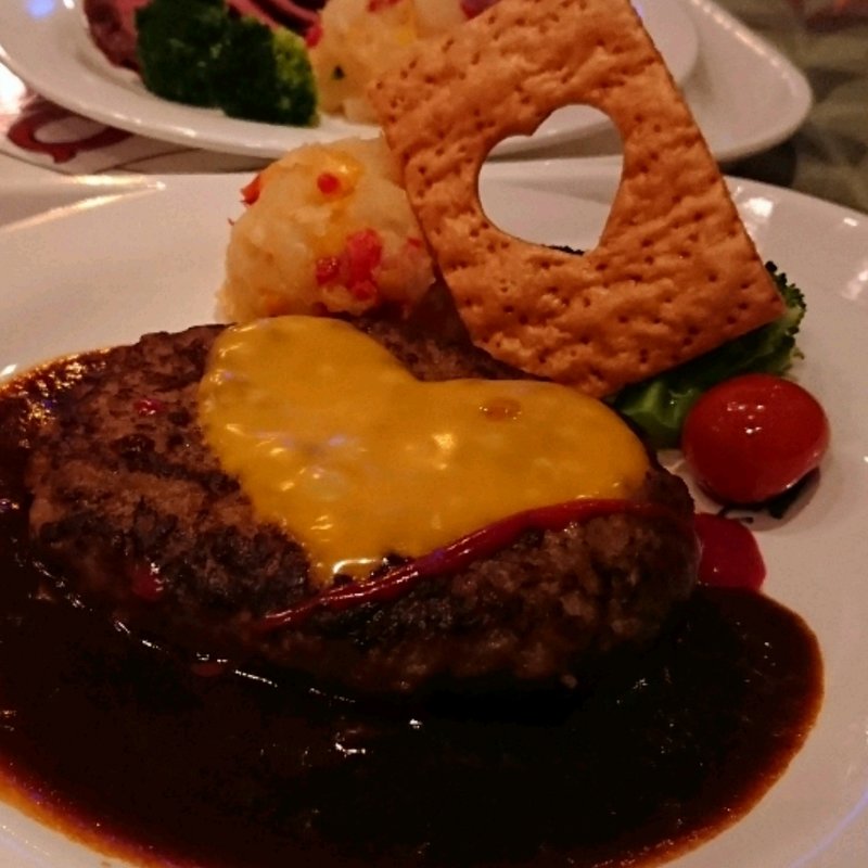 チーズハンバーグ、デミグラスソース・ラズベリーソース(S.S.コロンビア・ダイニングルーム)