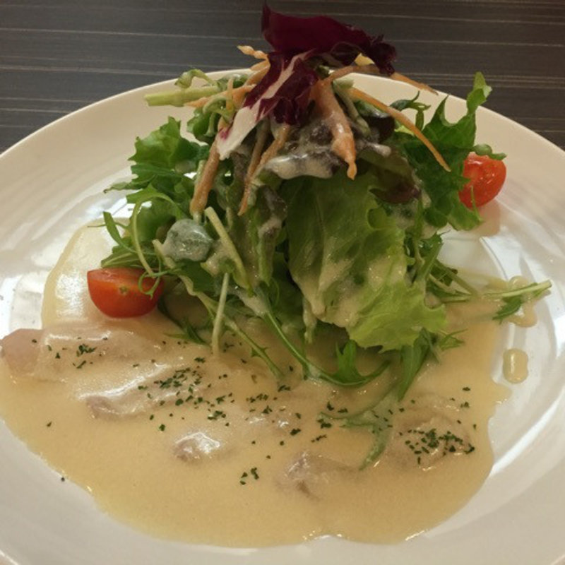 綾の旬野菜と自社育成ヒラメのカルパッチョ(レストラン　フラウンダー)