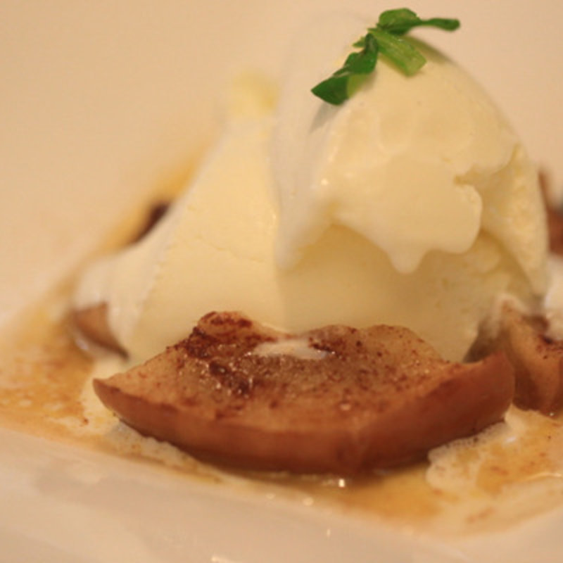 焼きリンゴとアイス(レストランくれそん )