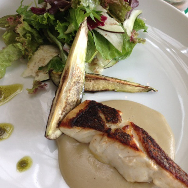 鱸のポワレ、水茄子とサラダとソテー、ピュレを添えて(ファロ)