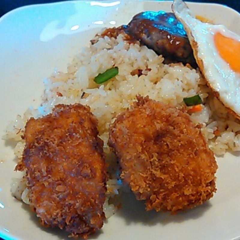 ピラフにお好きなものをトッピング（野菜ベーコンピラフ380円カニクリームコロッケ100円白身魚フライ100円ハンバーグ250円目玉焼き80円）(レストランぽてと)