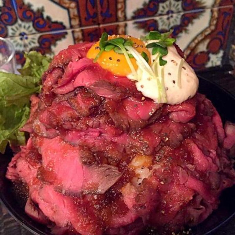 ローストビーフ丼（大盛）(洋食工房 レッドロック 元町店)