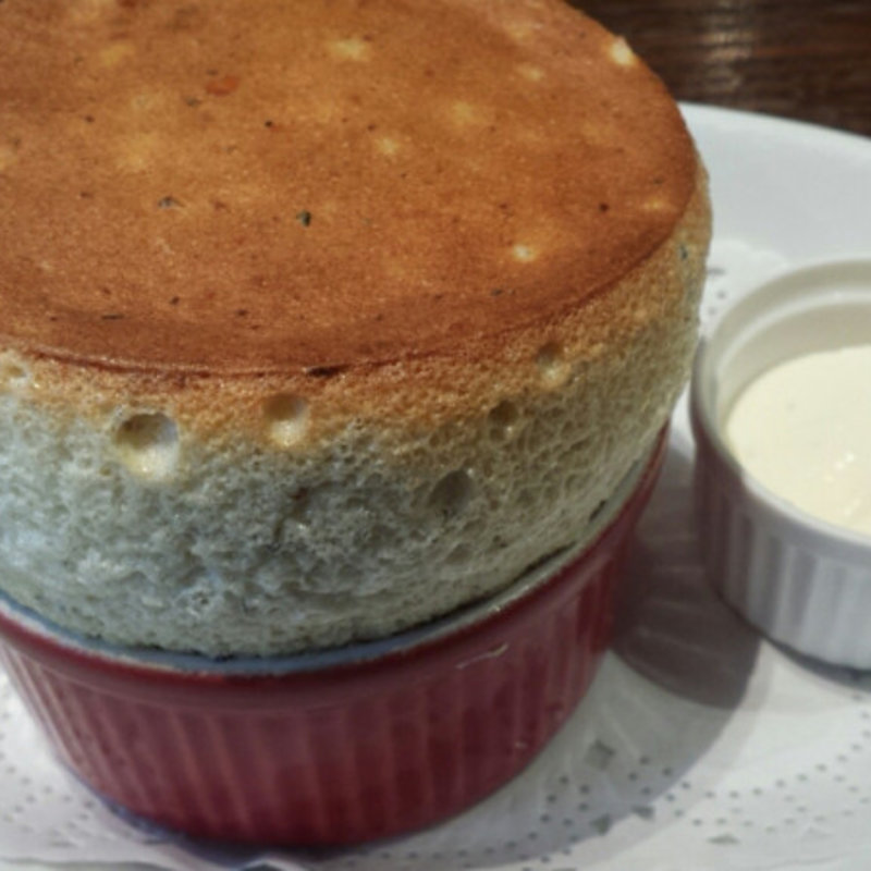 マッシュルームとグリュイエールチーズのスフレ(ローダーデール)