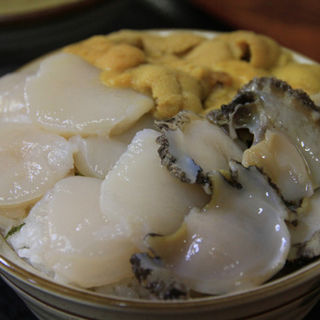 三色丼（アワビ、ホタテ、ウニ）(ろくさん食堂 （ろくさんしょくどう）)