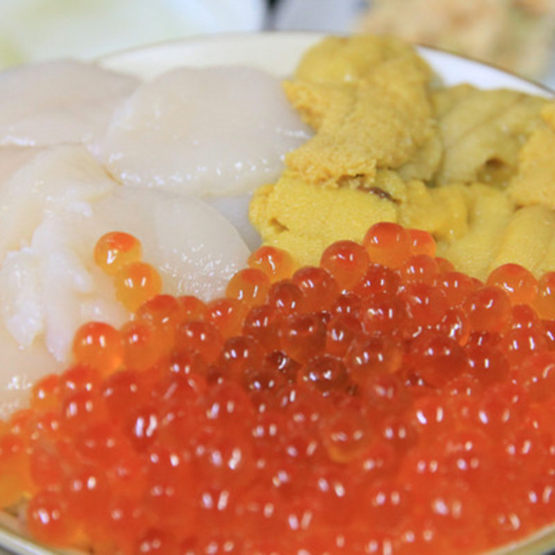 三色丼（イクラ、ホタテ、ウニ）(ろくさん食堂 （ろくさんしょくどう）)