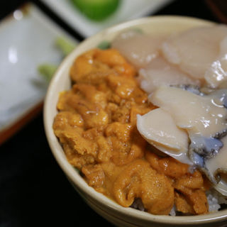 三食丼(ウニ、アワビ、ホタテ)(ろくさん食堂 （ろくさんしょくどう）)