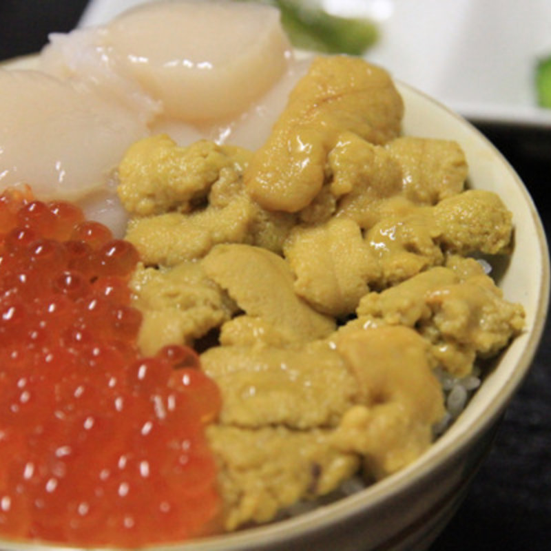 三食丼(ろくさん食堂 （ろくさんしょくどう）)