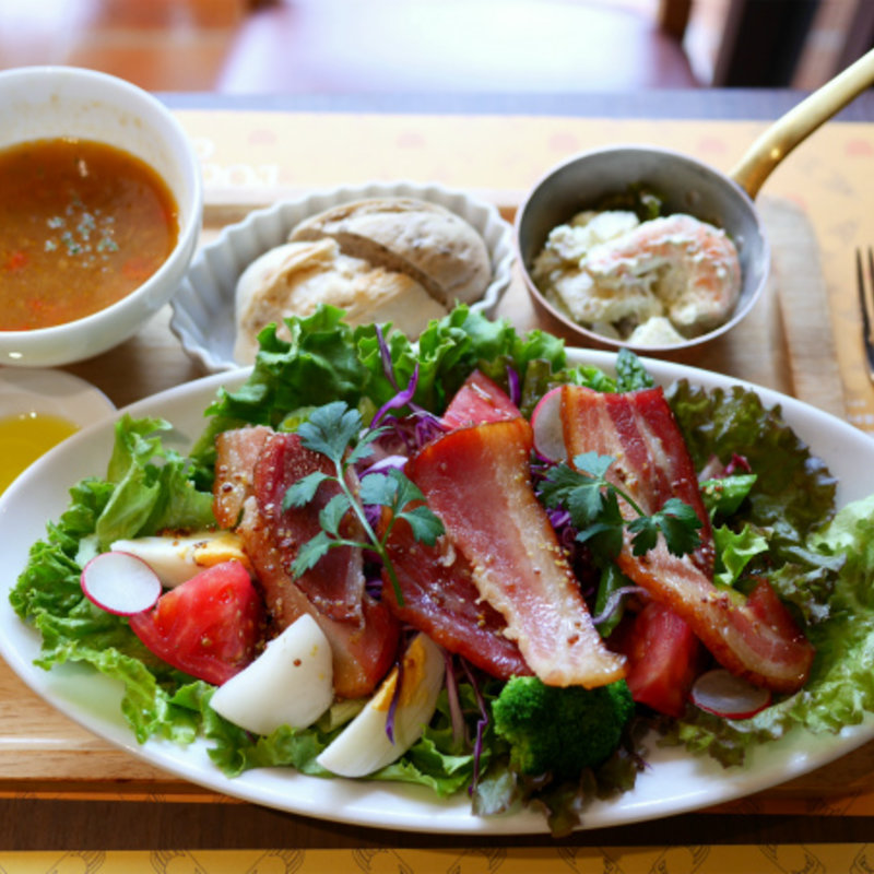 ローストベーコンと春野菜のサラダ(ロクシタンカフェ渋谷店)