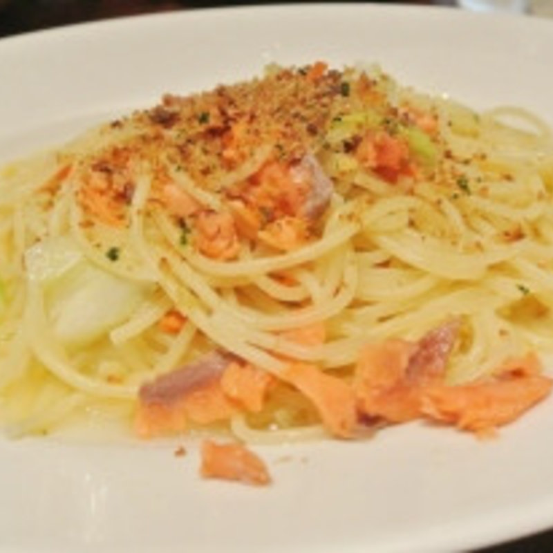 サーモンとキャベツのペペロンチーノ、アンチョビパン粉がけ(タカナシ ミルクレストラン)