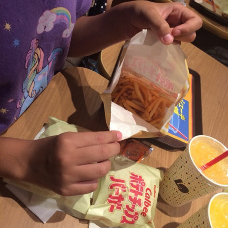 Calbeeポテトチップス コンソメパンチ ふるポテ(ロッテリア 池袋西武前店)