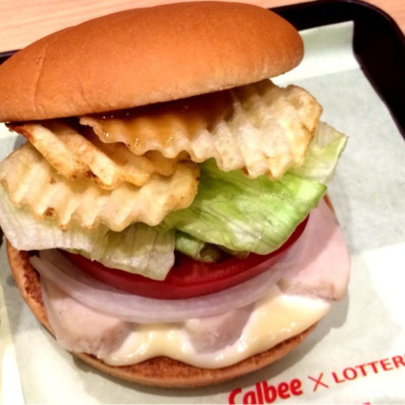 サラダチキンポテトチップスバーガー（コンソメWパンチソース）(ロッテリア 池袋西武前店)