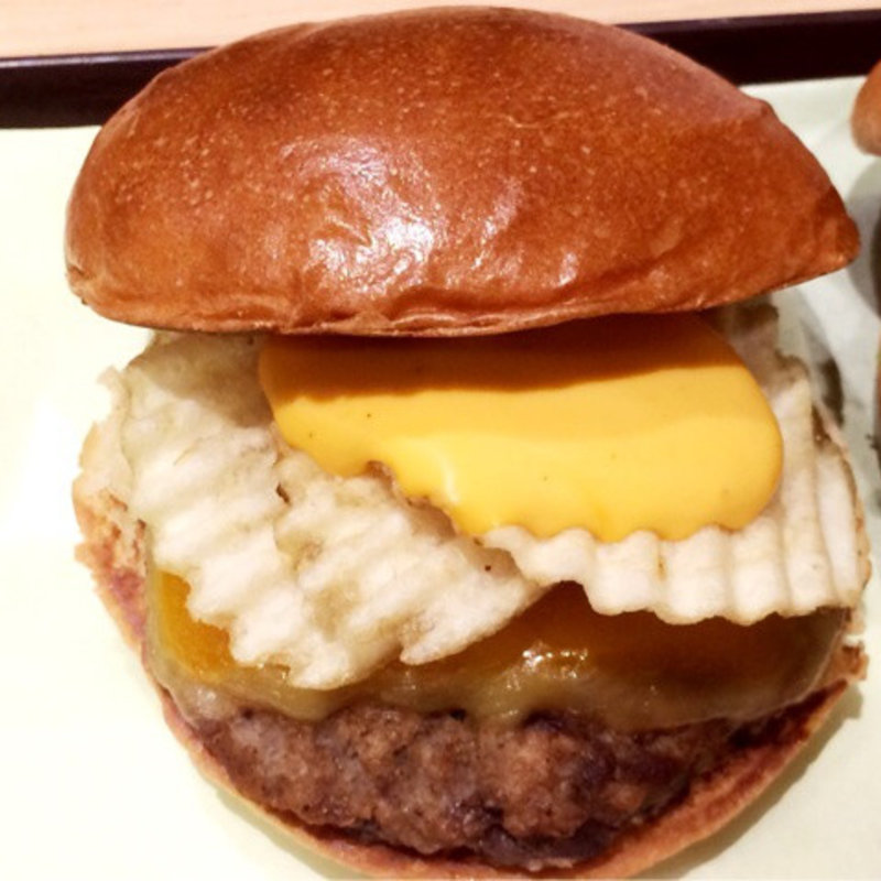 絶品チーズポテトチップスバーガー（絶品チーズバーガーソース）(ロッテリア 池袋西武前店)
