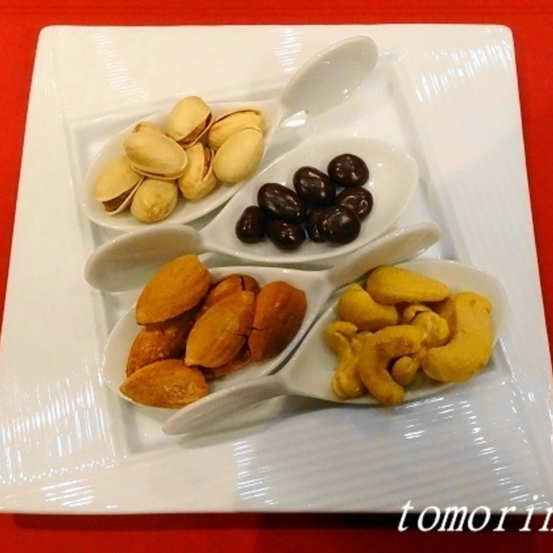 燻製ナッツと貴腐チョコの盛り合わせ(ワールド・ワインバー 横浜元町店 （World Wine Bar）)