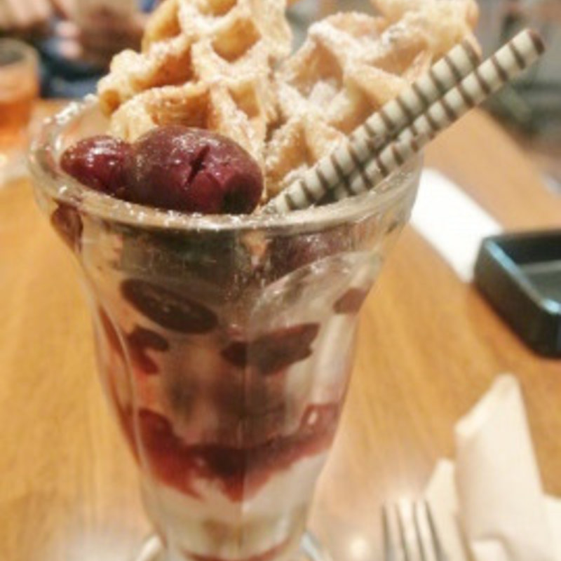 ベリー＆チェリーパフェ(WIRED CAFE NEWS 日本橋三井タワー店)