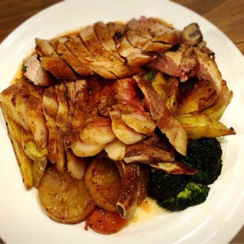 宮崎のブランドポーク「まるみ豚」（マルミトン）100gあたり(ワインと南部鉄器 キッチン東京オーブン 本店)