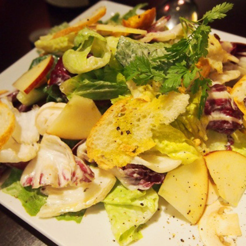 ロメインレタス、アンディーブ、トレビスのサラダ　キコランギチーズドレッシング(WAKANUI LAMB CHOP ■ BAR ■ JUBAN)