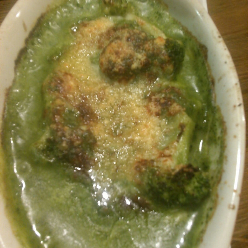 牡蛎とブロッコリーのホウレン草のクリームグラタン(ワガヤ （WAGAYA）)