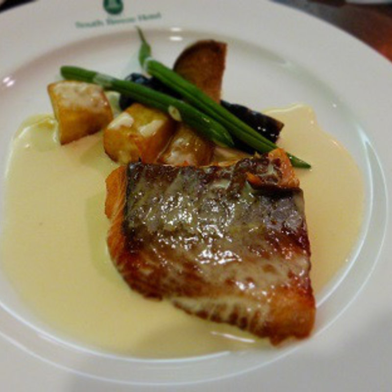 鮭のポアレ(ワッフルズ （waffles）)