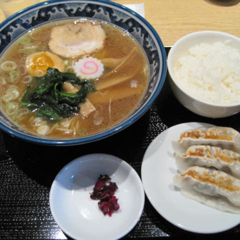 中華そば新味＋半ライス、餃子セット(七匹の子ぶた さいたま新都心店)