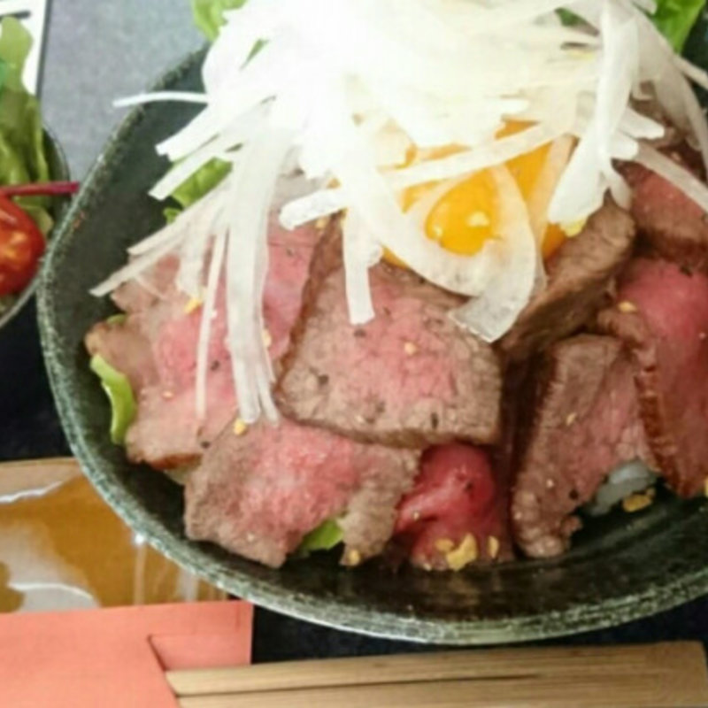 ローストビーフ丼＋卵黄(七輪バル たにやん)