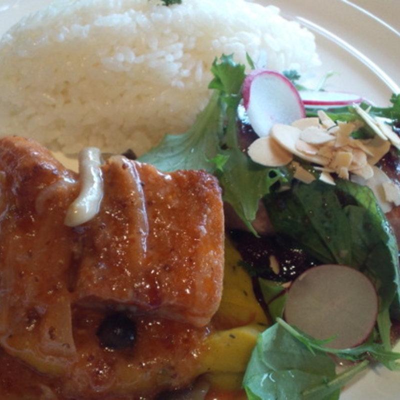 ホエー豚のトマトマスタード煮
サーモンローストのサラダ添え
赤ワインビネガーソース(上野精養軒)