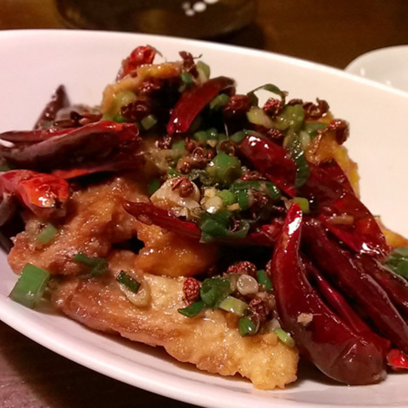 白身魚の唐辛子山椒炒め(華門)