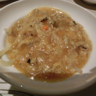 上海蟹の伊府麺（イーフー麺）(中国飯店 富麗華)