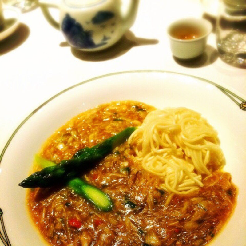 上海蟹味噌入りの汁なし麺(中国飯店 富麗華)