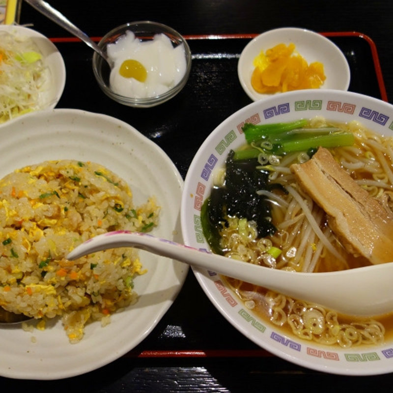 炒飯セット（五目炒飯+半ラーメン）(中国飯店 真味)