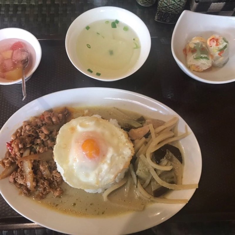 グリーンカレーとカオカプラウセット(プリックタイ)