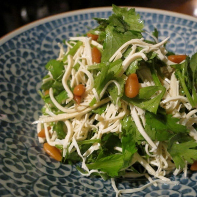 押し豆腐とコリアンダーのあっさり胡麻油和え  ◆香菜拌干絲◆(中華香彩 JASMINE)