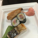 アナゴ、焼き鯖、鉄火巻きの3種寿司盛り(串かず)